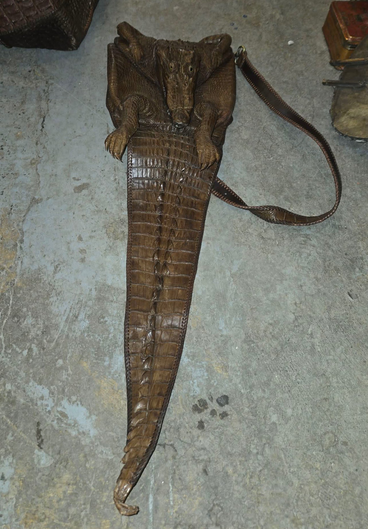 Grand sac vintage en peau de crocodile complète.