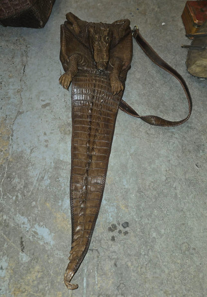 Grand sac vintage en peau de crocodile complète.