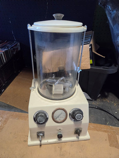 Machine d'embaumement pompage des fluides dans le corps