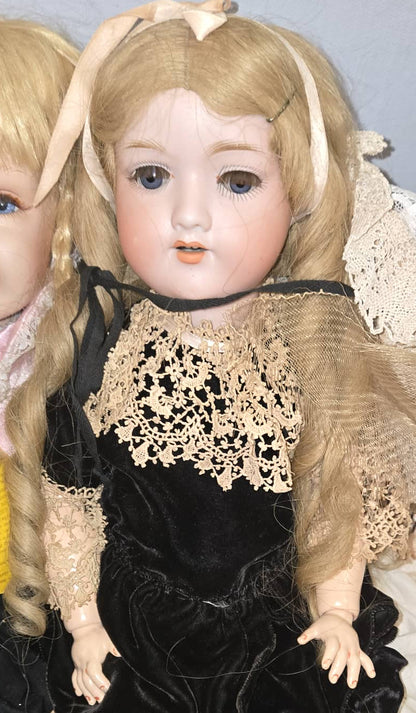 Poupée antique allemande Armand Marseille robe noire