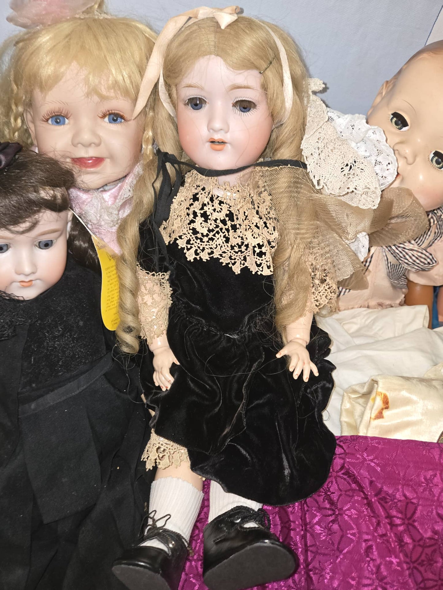 Poupée antique allemande Armand Marseille robe noire