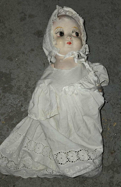 Poupée antique en porcelaine