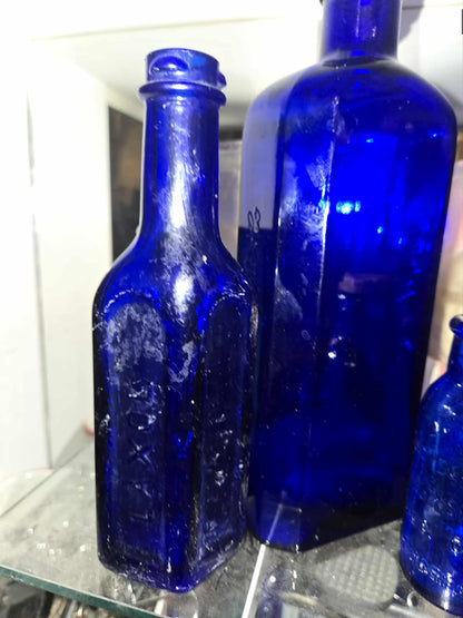 Bouteilles antiques bleu cobalt