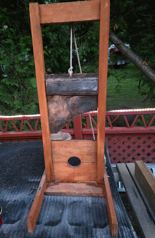 Petite guillotine artisanale fabriquée par un artiste