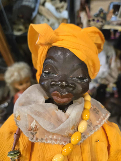Poupée africaine vintage jaune