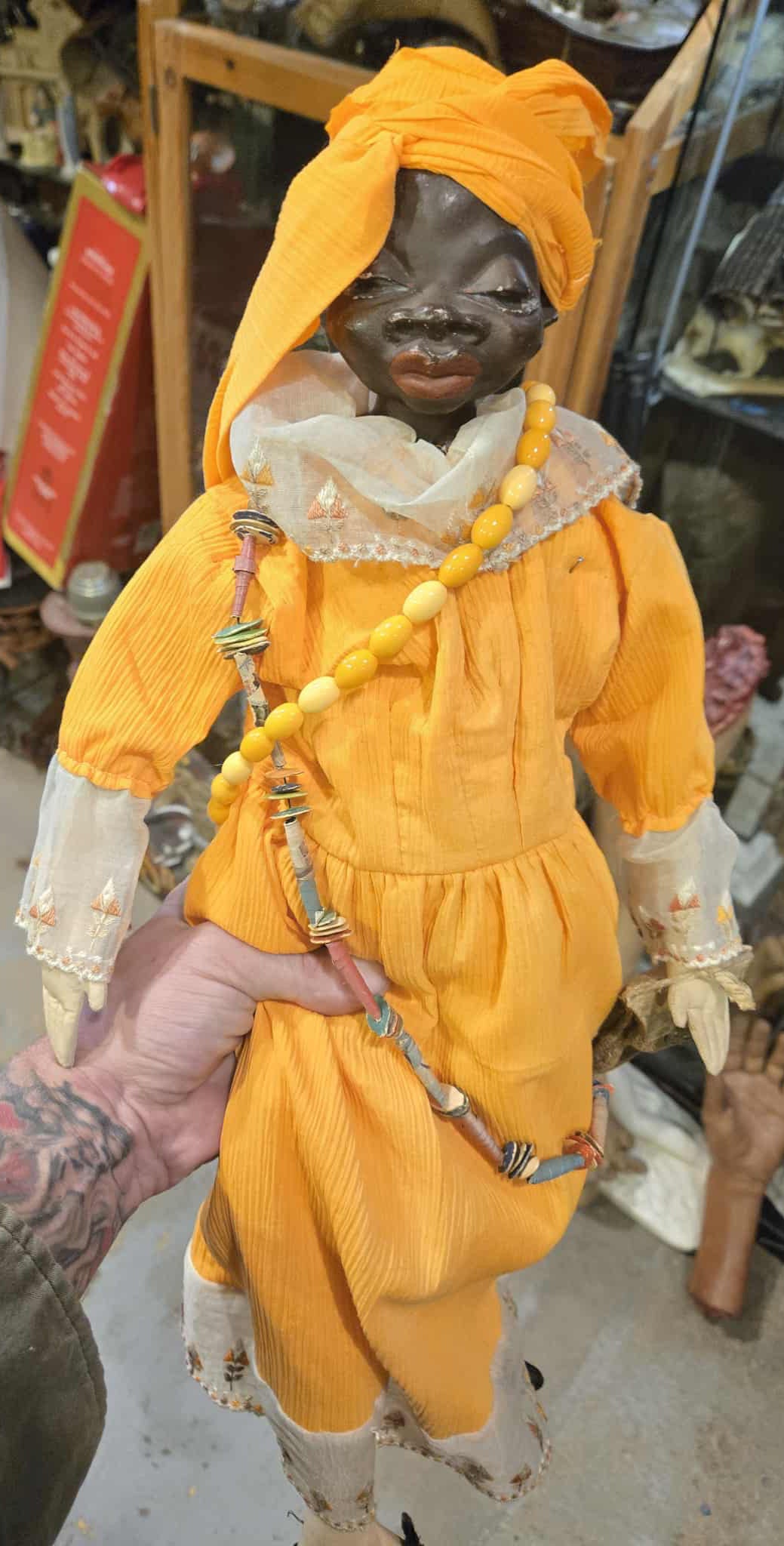 Poupée africaine vintage jaune