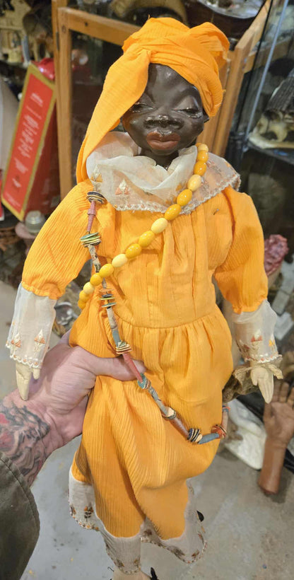 Poupée africaine vintage jaune