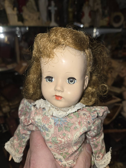 Poupée vintage en porcelaine cheveux bouclés