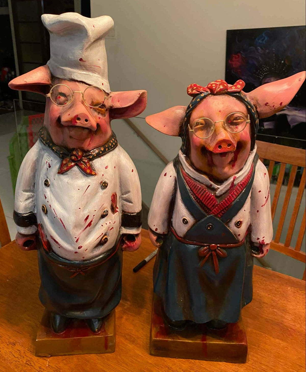 Statues de cochons bouchers repeints par une artiste