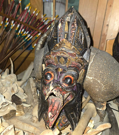 Masque balinais vintage sculpté sur bois