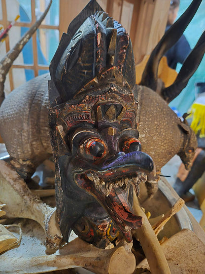 Masque balinais vintage sculpté sur bois