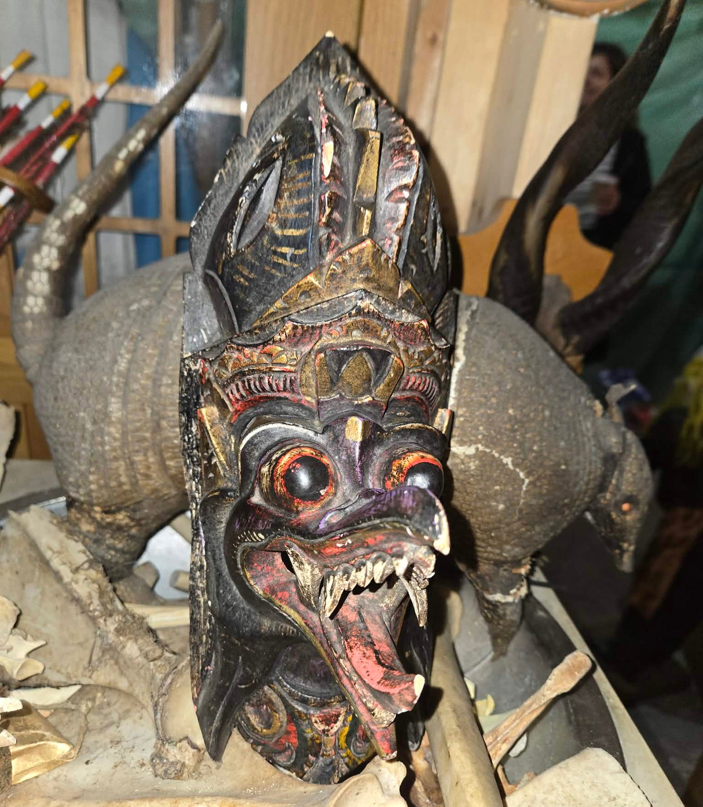 Masque balinais vintage sculpté sur bois