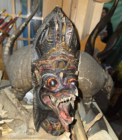 Masque balinais vintage sculpté sur bois