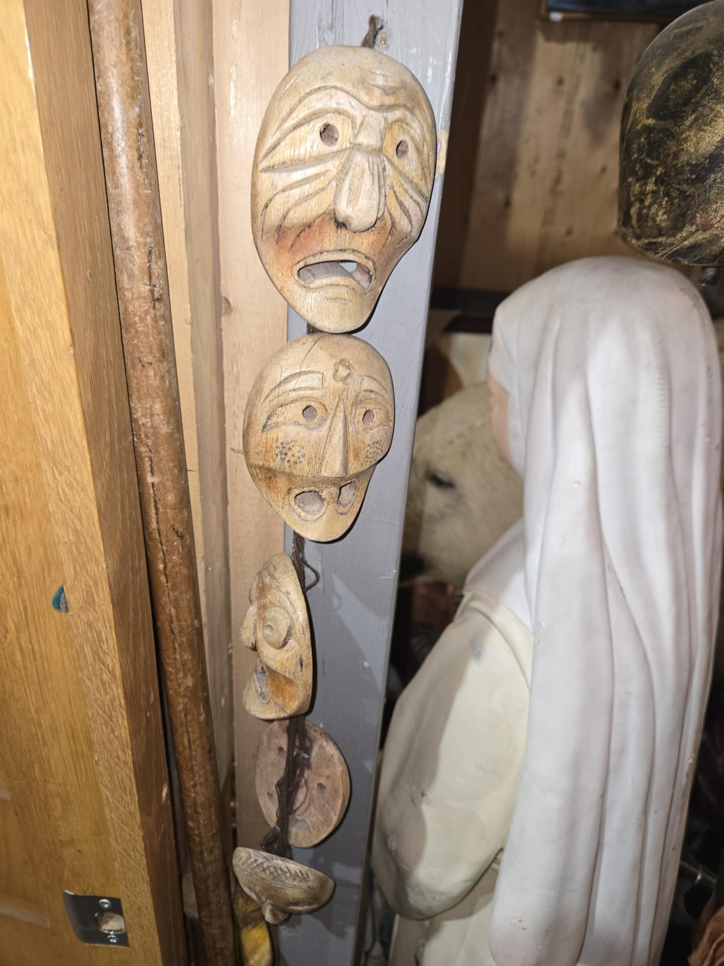 Petits masques africains en bois brut.