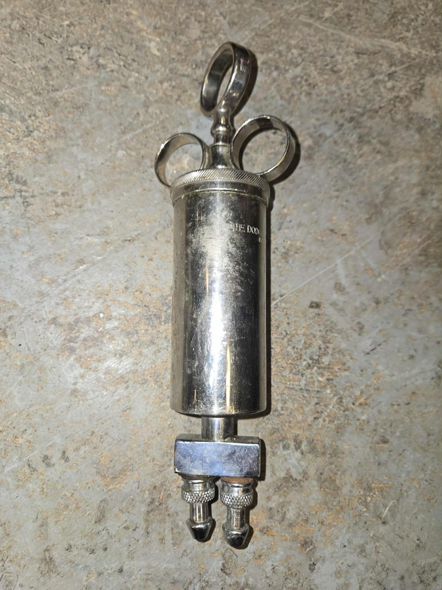 Ancienne seringue en métal pour embaumement