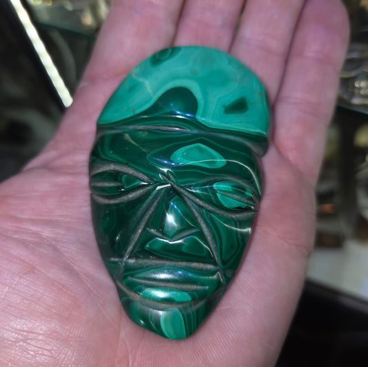 Petite sculpture en malachite polie
