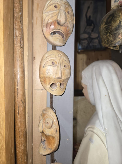 Petits masques africains en bois brut.