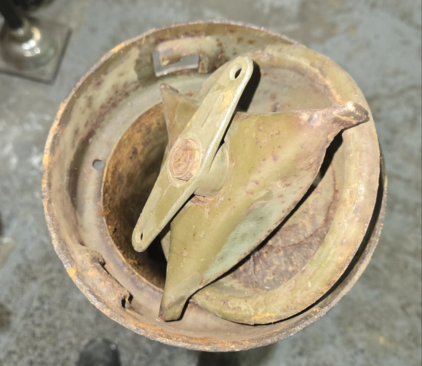 Conteneur métallique pour transport d'obus de 155 mm Howitzer.