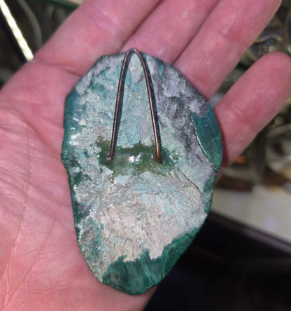 Petite sculpture en malachite polie
