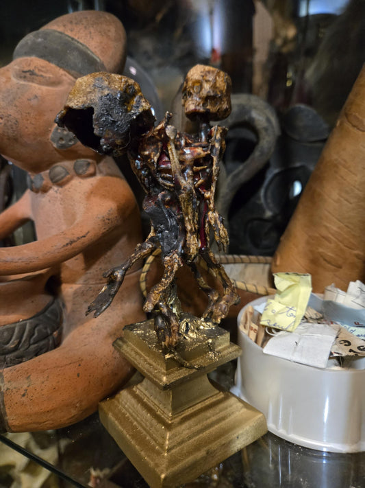Sculpture squelettes sur socle par Pat Fortin
