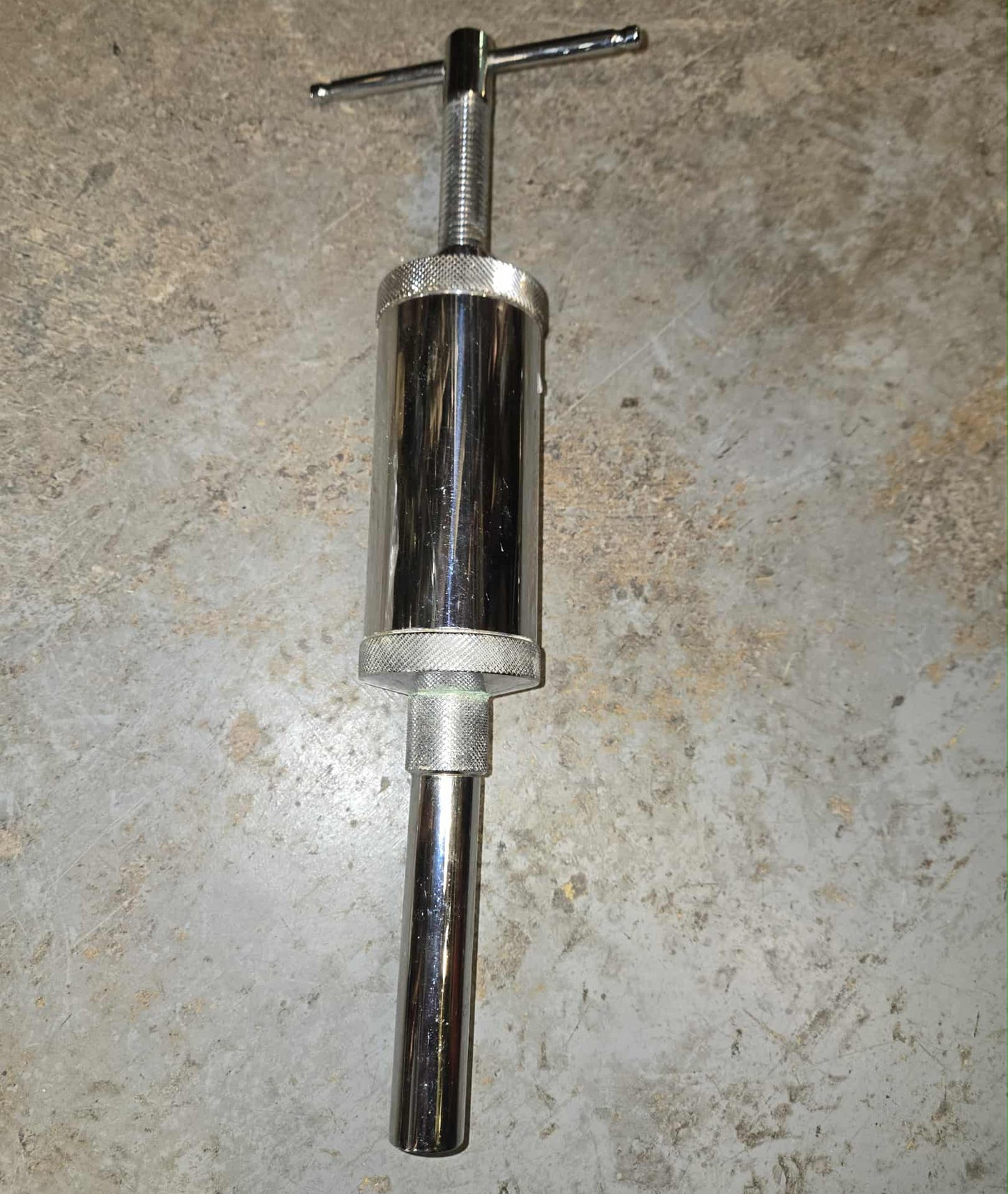 Injecteur de composés lourds pour embaumement