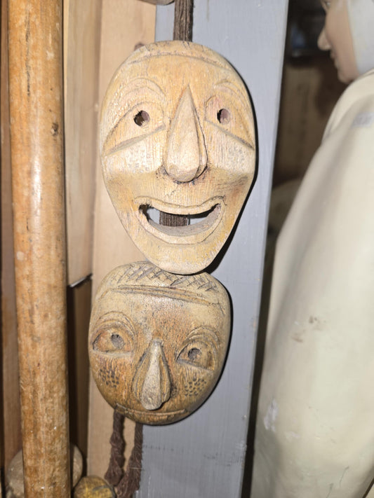 Petits masques africains en bois brut.