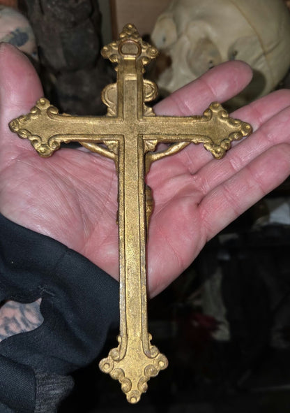 Crucifix vintage en métal doré