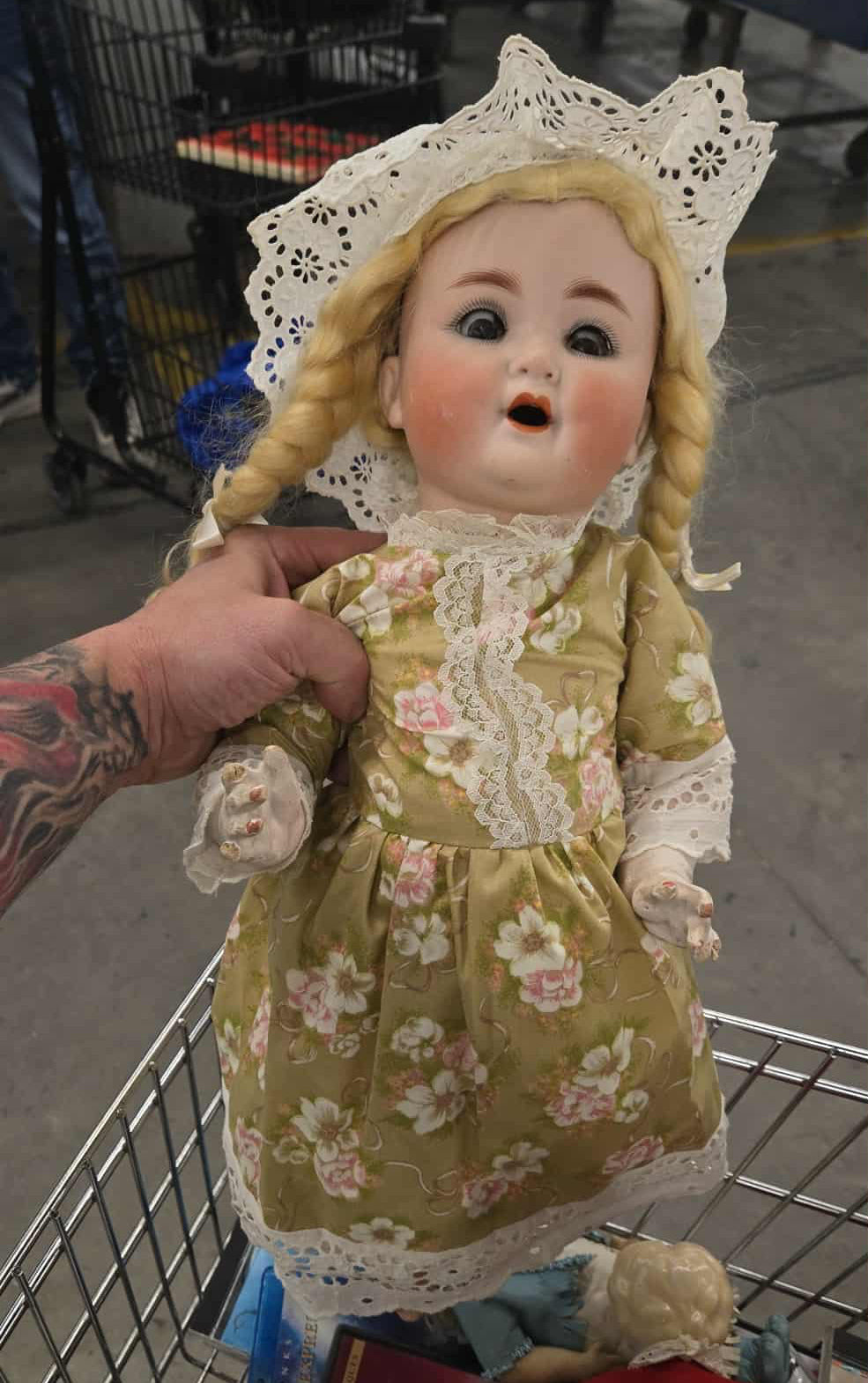 Poupée antique en porcelaine en robe jaune