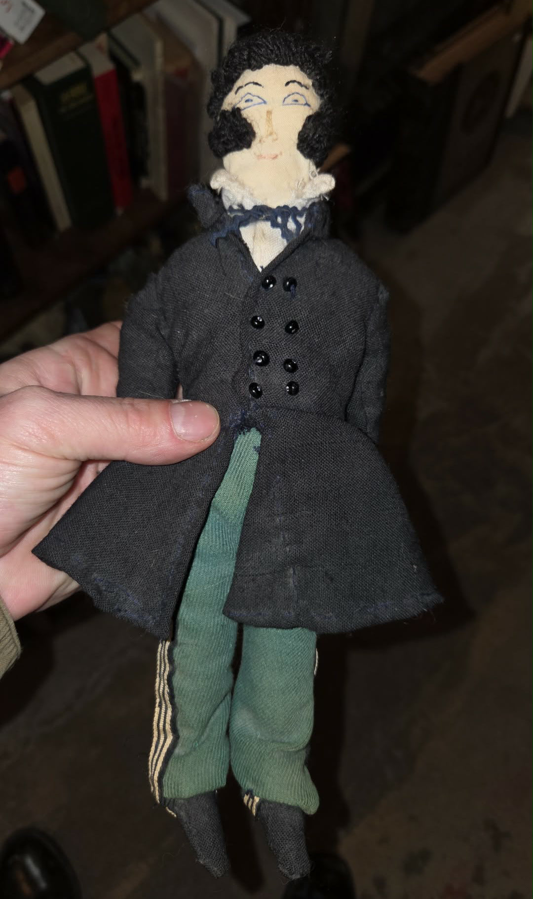 Poupée antique en tissus