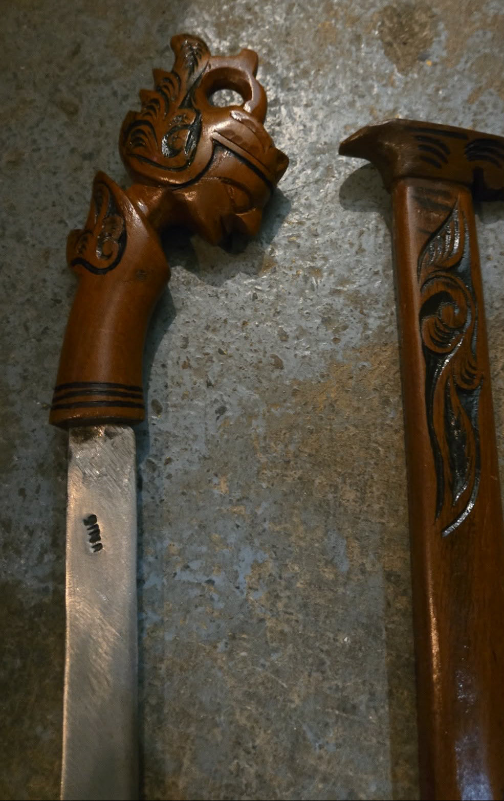 Sabre indonésien antique et fourreau original en bois