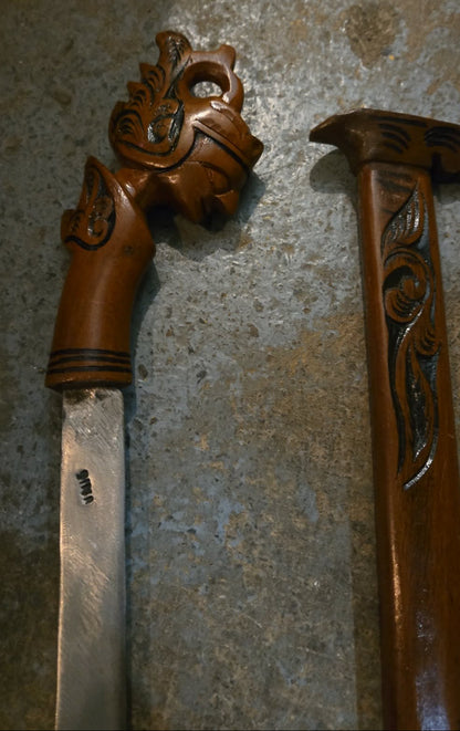 Sabre indonésien antique et fourreau original en bois