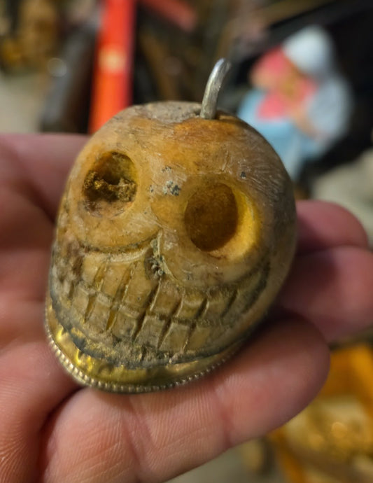 Crâne sculpté dans un os