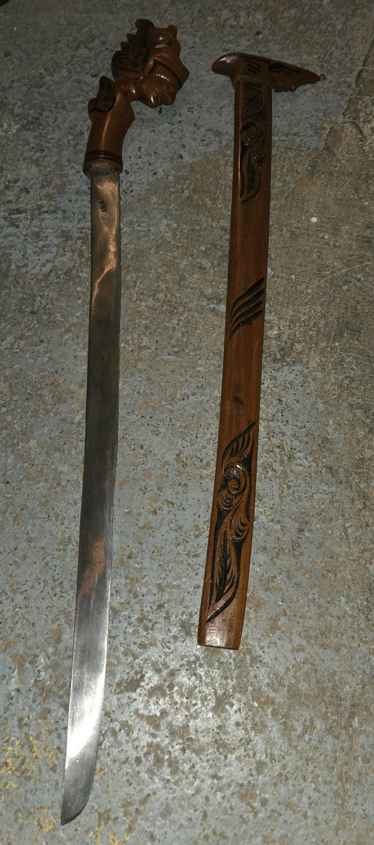 Sabre indonésien antique et fourreau original en bois
