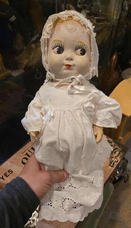 Poupée antique en porcelaine