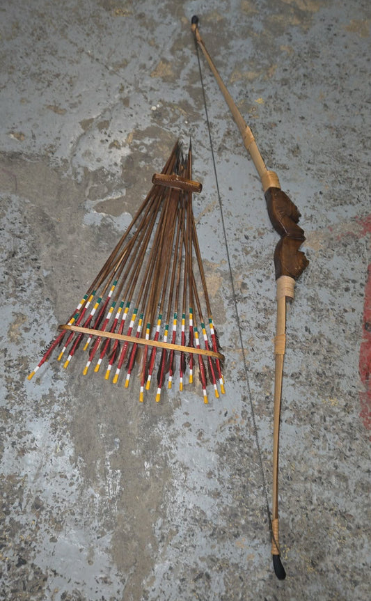 Arc et flèches autochtones antiques