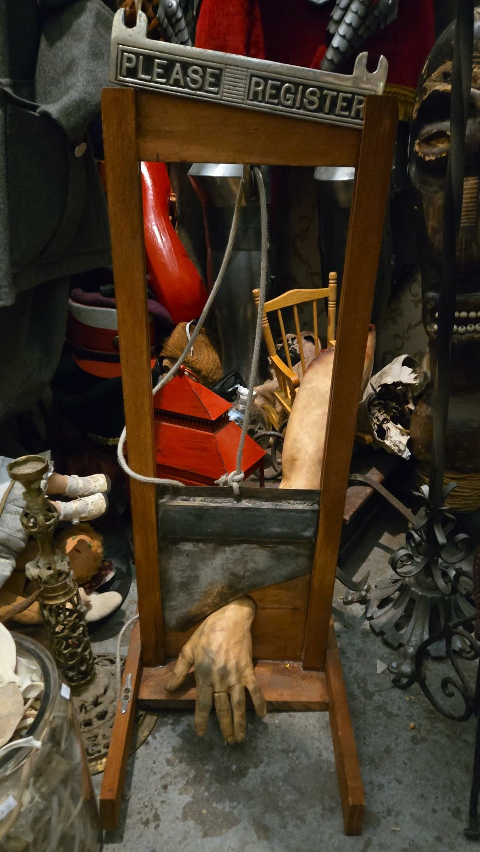 Petite guillotine artisanale fabriquée par un artiste