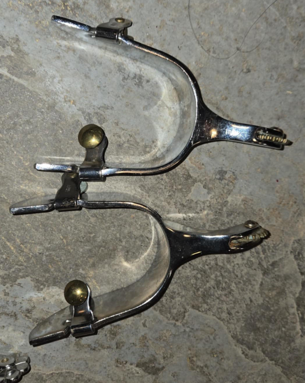 Petite éperons en métal.