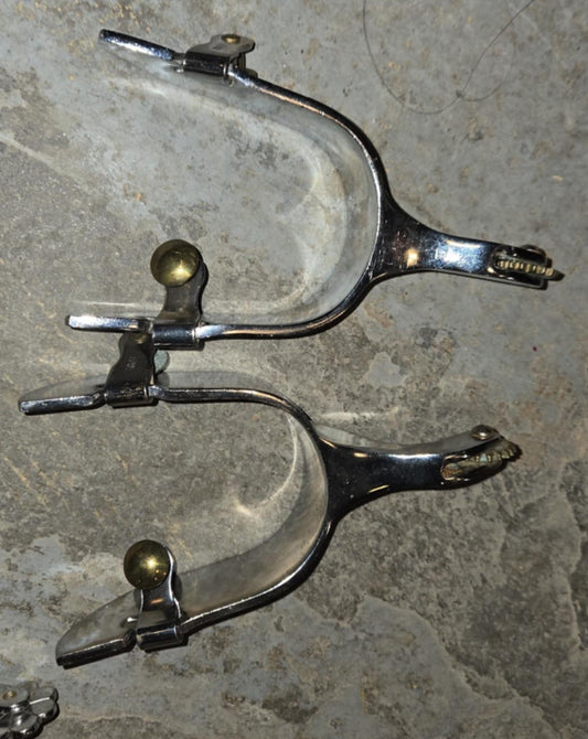 Petite éperons en métal.