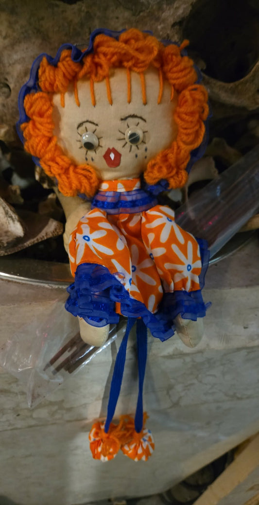 Petite poupée vintage fabriquée à la main