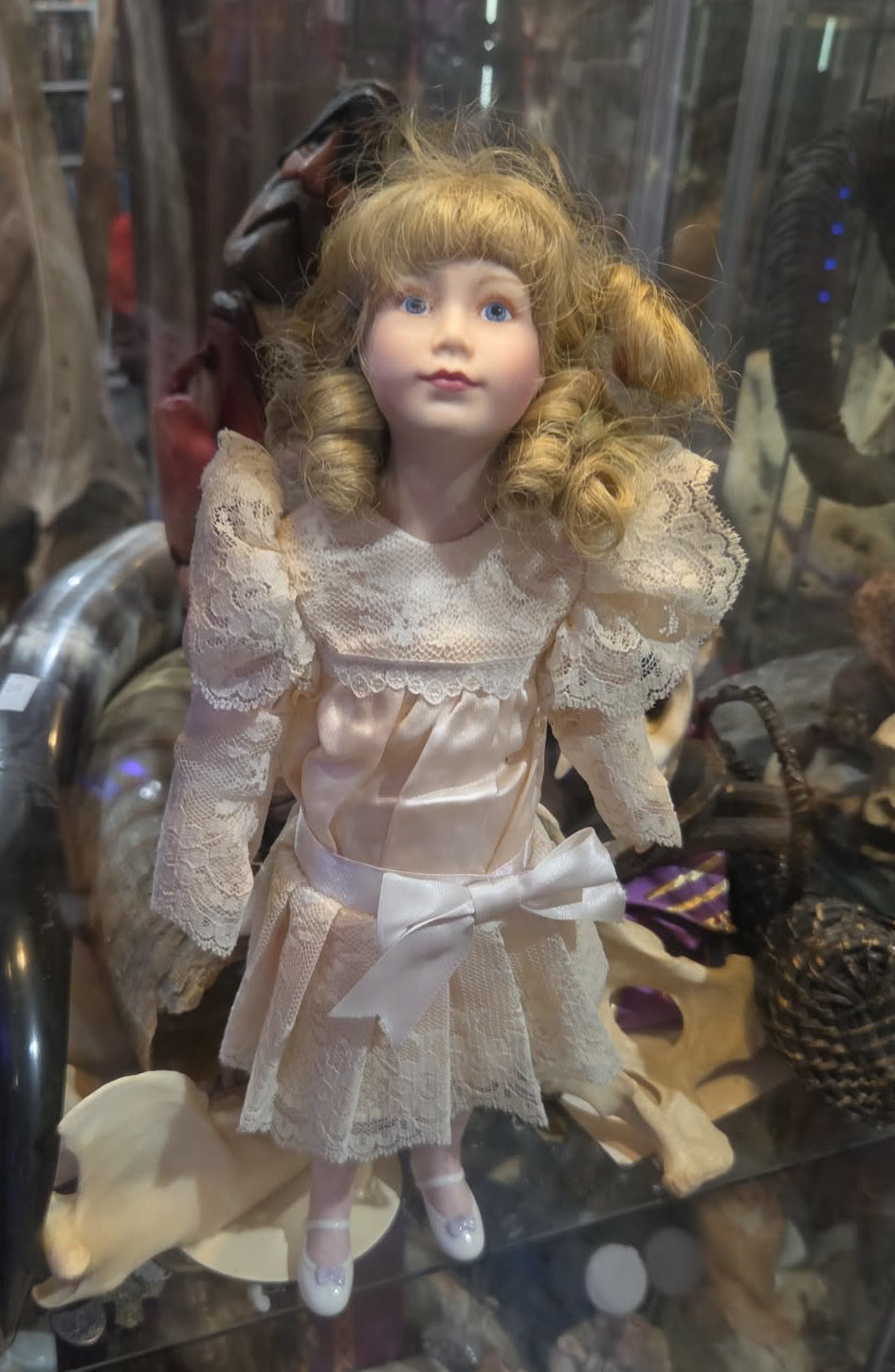 Poupée vintage en porcelaine