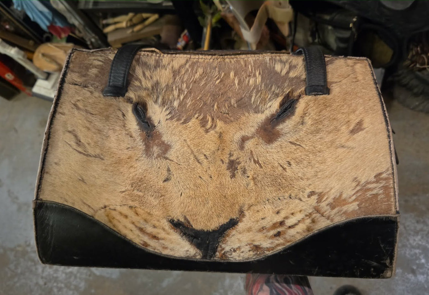 Sacoche antique peau de lion