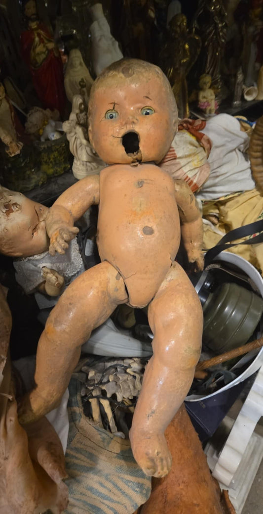 Ancienne poupée hantée démoniaque