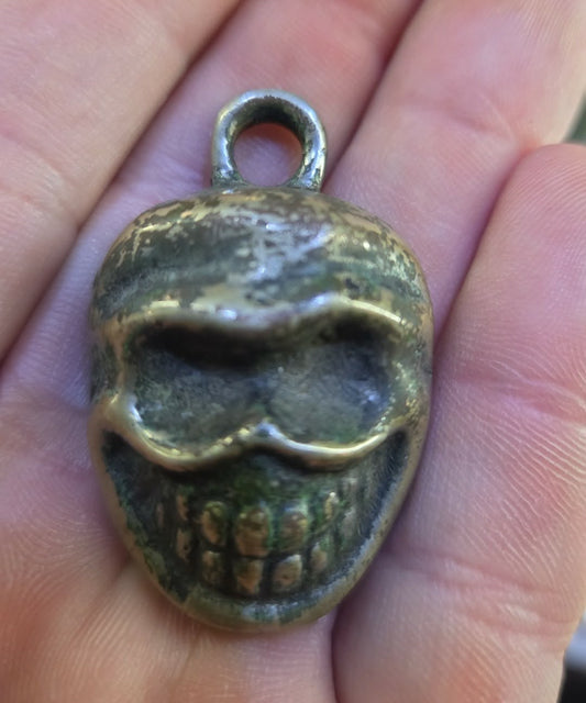 Pendentif crâne en métal de la déesse Kali