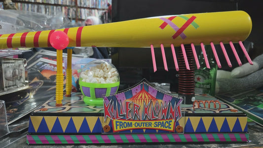Bâton clouté Killer Klowns par un artiste