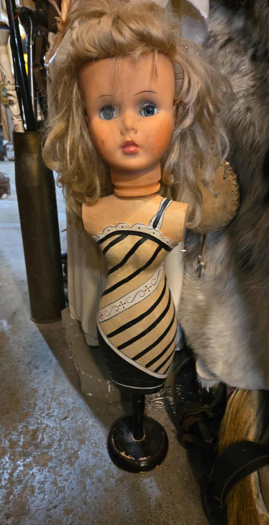 Grande tête de poupée sur présentoir antique