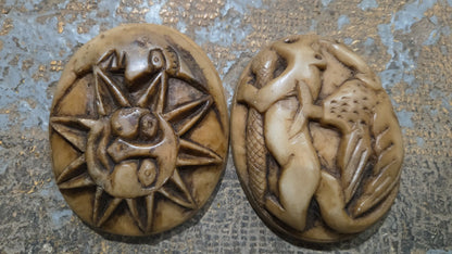 Double cabochon Soleil Lune vintage en os sculpté