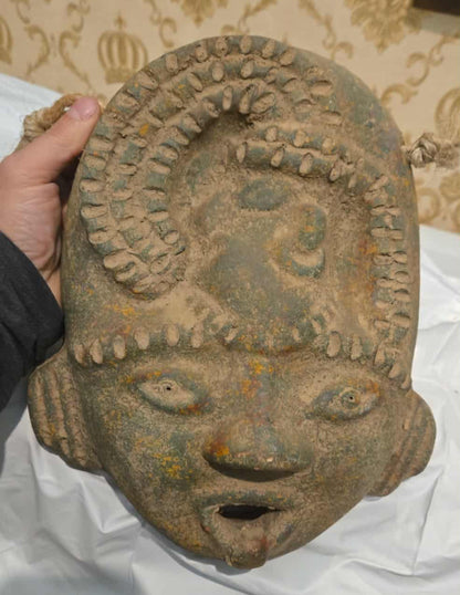 Masque africain antique en terre cuite