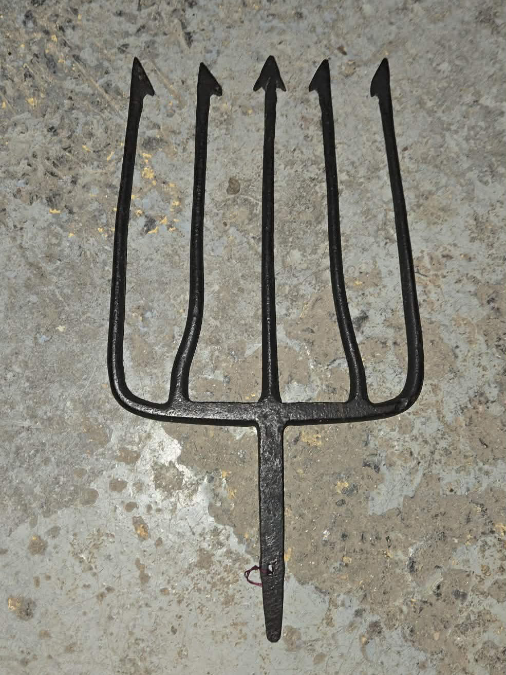 Tête de harpon antique en fer forgé