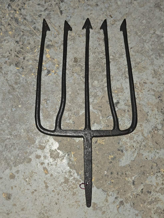 Tête de harpon antique en fer forgé