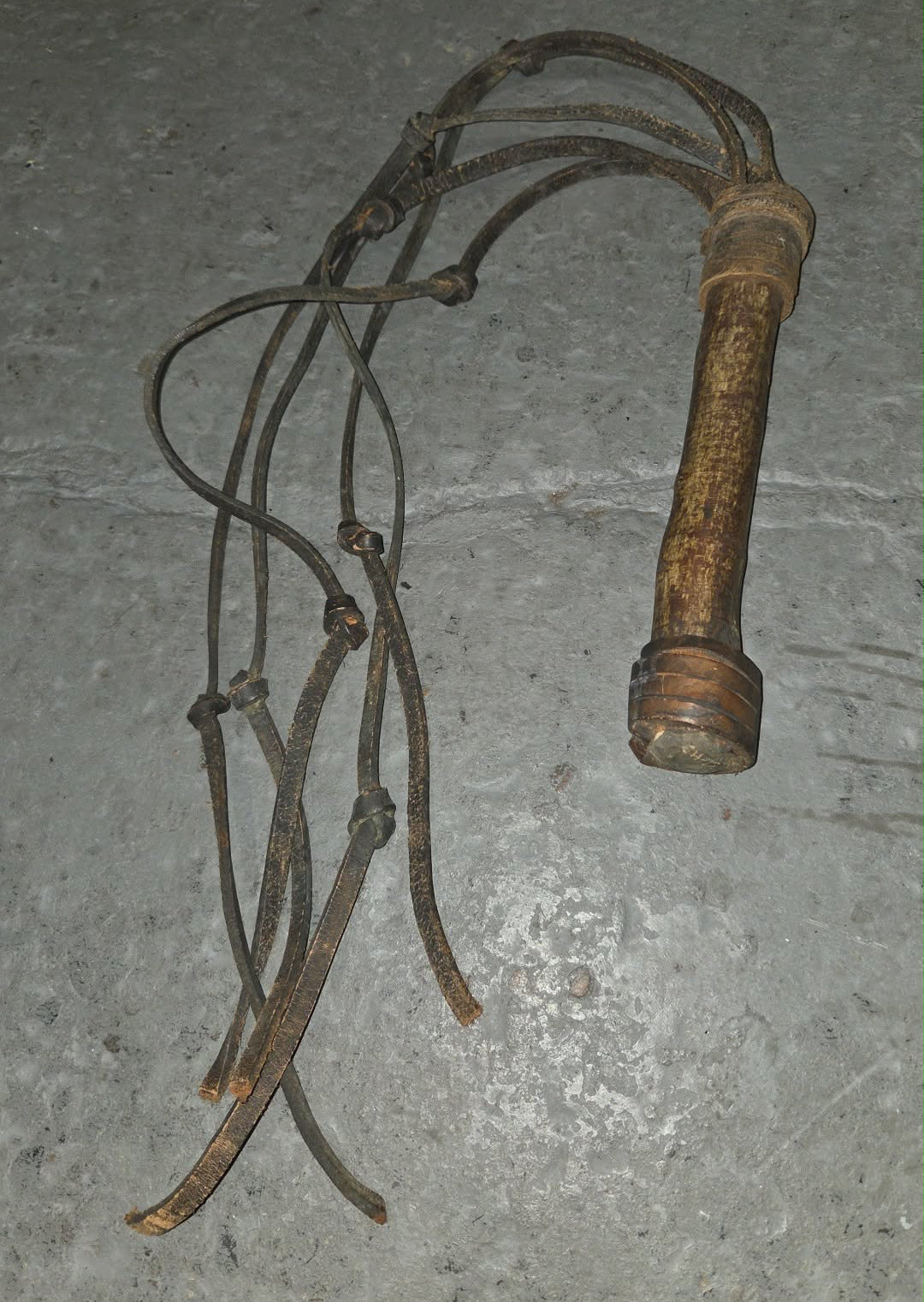 Fouet ancien en bois avec lanières en cuir